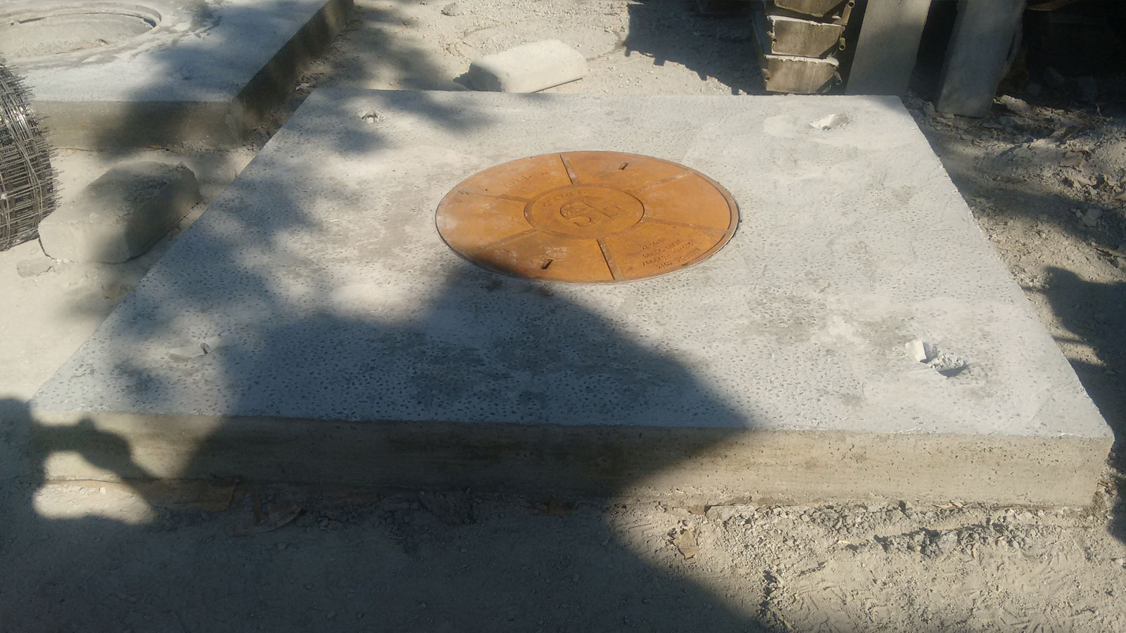 Laje quadrada de concreto armado sobre estrutura
